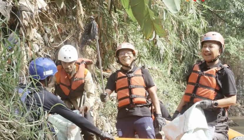 Memperingati Hari Lingkungan Hidup Internasional, PLN Unit Induk Distribusi (UID) Jakarta Raya menggelar aksi peduli bersih-bersih Sungai Ciliwung.