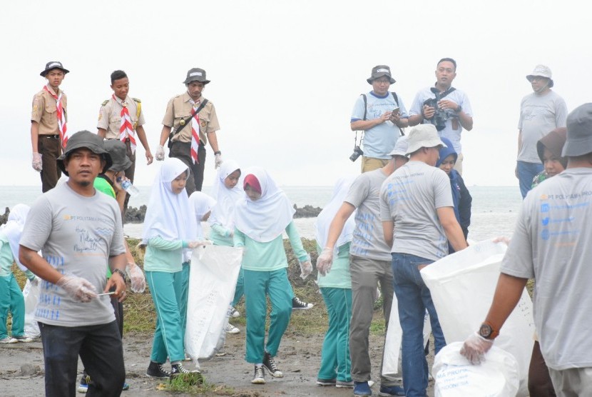 Memperingati Hari Nelayan Nasional (HNN), Selasa (30/4), PT Polytama Propindo besama ratusan warga membersihkan bibir Pantai Glayem di Kecamatan Juntinyuat, Kabupaten Indramayu, sepanjang satu kilometer lebih.