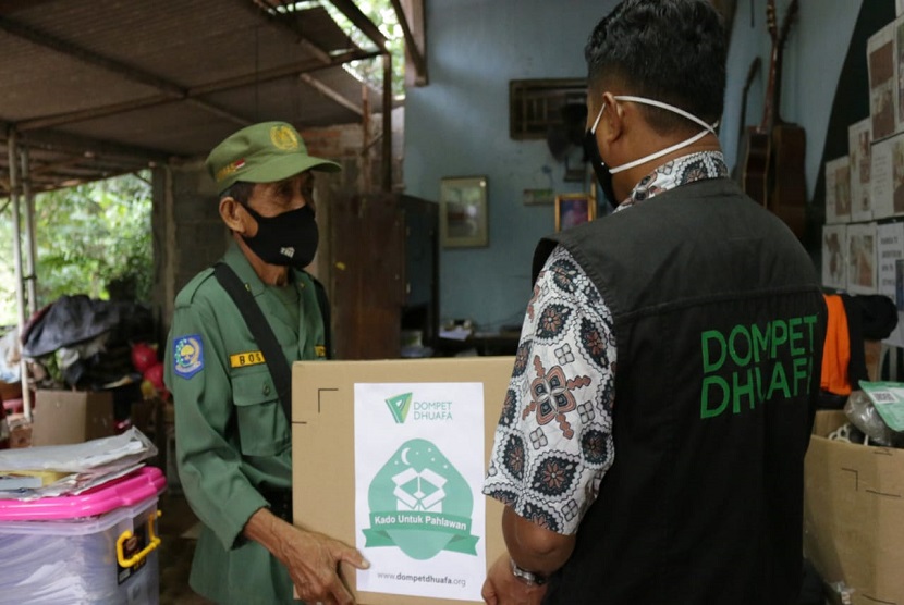 Memperingati Hari Pahlawan 10 November 2020, Dompet Dhuafa membagikan 20 paket kado untuk para pahlawan