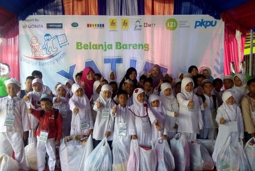  Memperingati Hari Pendidikan Nasional, Lembaga Kemanusiaan Nasional PKPU Balikpapan dan Inisiatif Zakat Indonesia (IZI) Kalimantan Timur mengadakan Belanja Bareng Yatim untuk Pendidikan, Ahad (1/5).