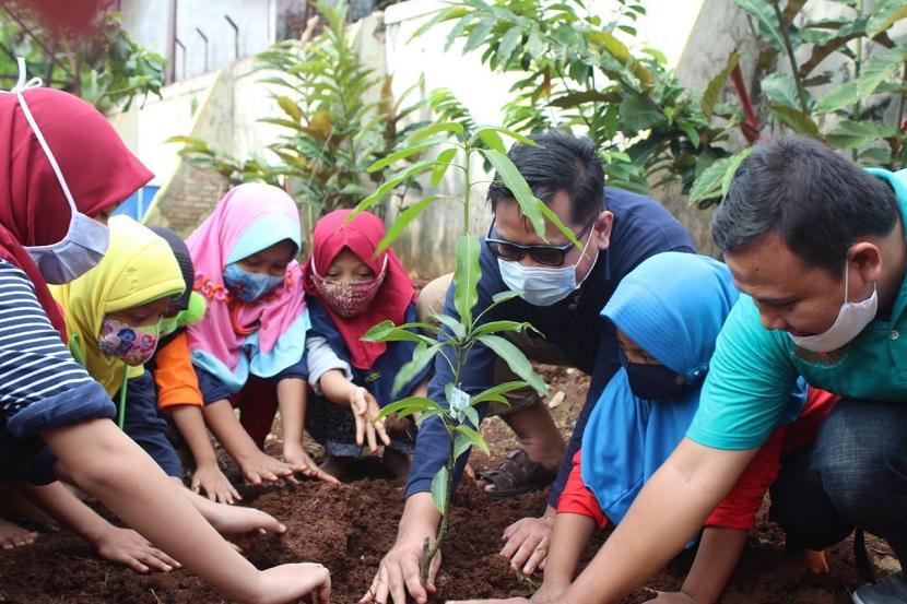 Memperingati Hari Pohon Sedunia yang diperingati setiap 21 November, puluhan anak yatim dari Rumah Belajar Yatim (RBY) binaan Yayasan Tunasmuda Care (T.Care) mengikuti program edukasi bertani dan pengolahan sampah di Paguyuban Restu Bumi Ciracas, Jakarta Timur.