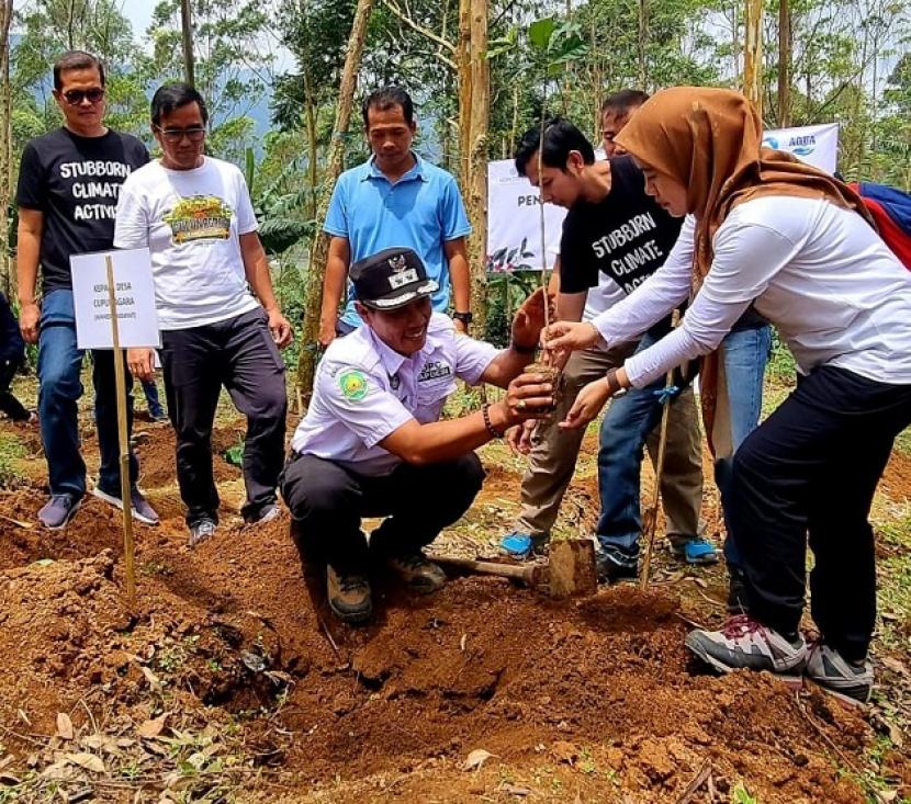 Memperingati Hari Sejuta Pohon tim dari 9 pabrik Danone-AQUA di Jawa Barat melakukan penanaman pohon kopi di Desa Cupunagara, Kecamatan Cisalak, Kabupaten Subang pada 11 Januari 2023. 