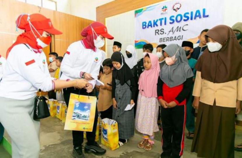 Memperingati Hari Ulang Tahun ke-17, RS AMC menggelar baksos untuk anak yatim di Kecamatan Rancaekek.