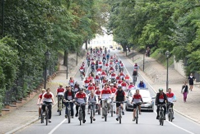 Memperingati HUT ke-71 RI, KBRI Warsawa menyelenggarakan sepeda santai, Selasa (16/8).