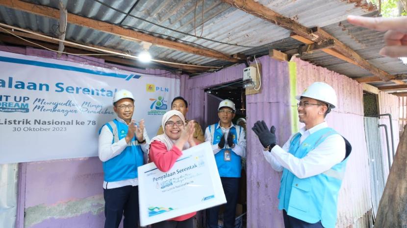 Memperingati momentum Hari Listrik Nasional (HLN) ke-78, PLN memberikan sambungan listrik gratis bagi 2.578 keluarga kurang mampu di Indonesia.