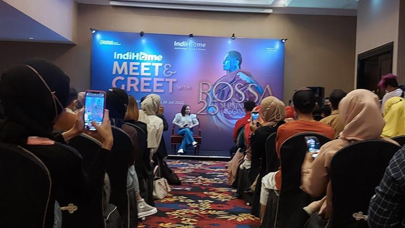 Memperingati perjalanan karir ke 25 tahun, Rossa menggelar Meet & Greet di Trans Luxury Hotel Bandung, Kamis (28/7/2022). 