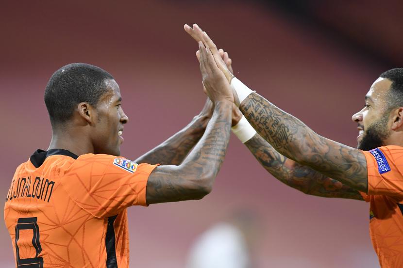 Georginio Wijnaldum (kiri) dan Memphis Depay dari Belanda.