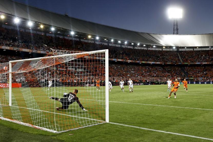 Memphis Depay gagal mengeksekusi penalti ke gawang Polandia dalam laga UEFA Nations League.