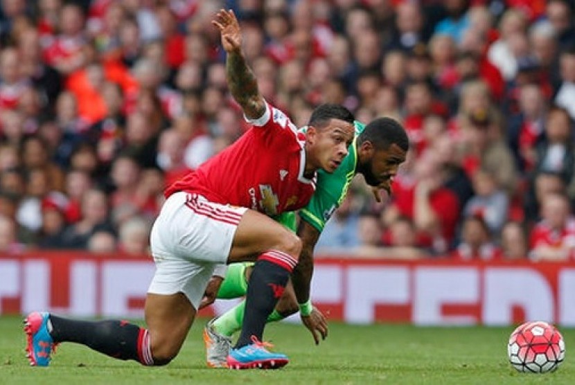 Memphis Depay (merah) pencetak gol Manchester United ke gawang Sunderland.