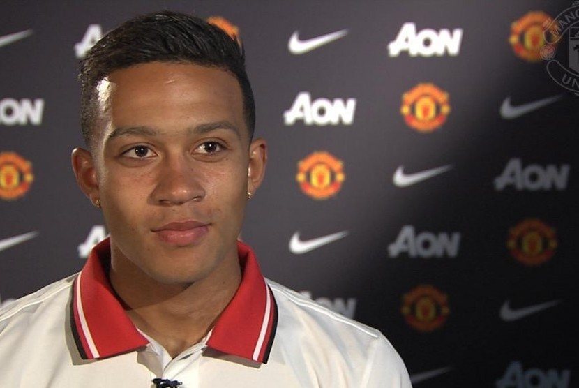 Memphis Depay resmi berseragam Manchester United