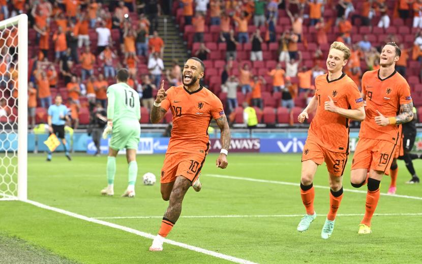  Memphis Depay (tengah) dari Belanda merayakan gol pembuka dari titik penalti pada pertandingan sepak bola babak penyisihan grup C UEFA EURO 2020 antara Belanda dan Austria di Amsterdam, Belanda, 17 Juni 2021. 