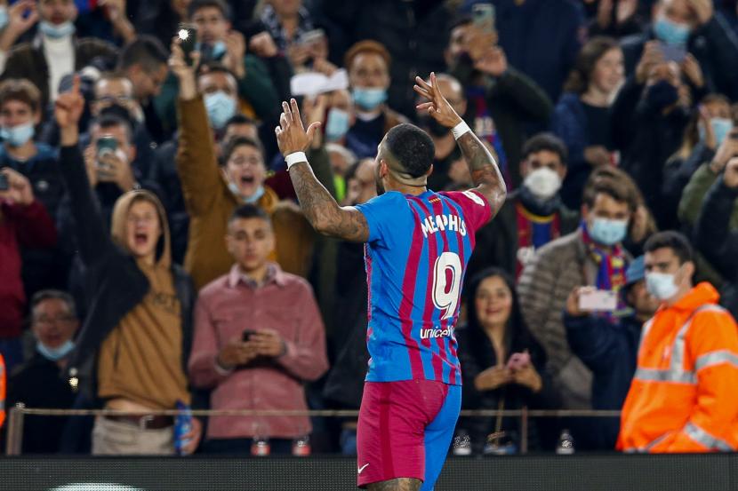 Memphis Depay (tengah) dari FC Barcelona merayakan setelah mencetak gol 1-0 pada pertandingan sepak bola LaLiga Spanyol antara FC Barcelona dan RCD Espanyol di Barcelona, ??Spanyol, 20 November 2021. 
