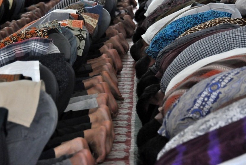 Men perform Friday prayer in a mosque. (illustration)