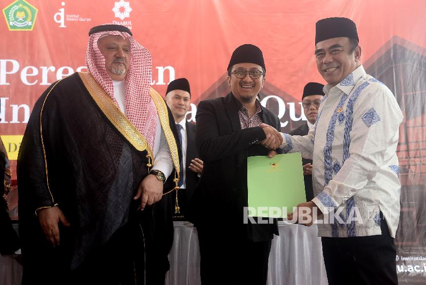Menag Fachrul Razi (kanan) menyerahkan izin pendirian kepada Pimpinan Umum Daarul Qur