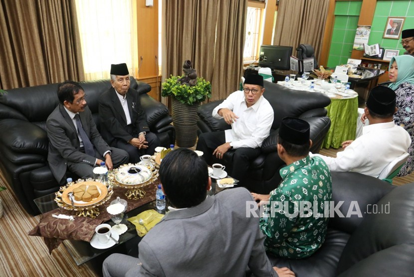 Menag Lukman bertemu Tokoh Sulsel KH Sanusi Baco saat berkunjung ke Kanwil Kemenag Sulawesi Selatan 