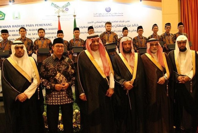 Menag Lukman foto bersama Pangeran Khalid bin Sultan bin Abdul Aziz dan jajaran pemerintahan Arab Saudi serta pemenang MHQH 2018 (Foto: Istimewa)