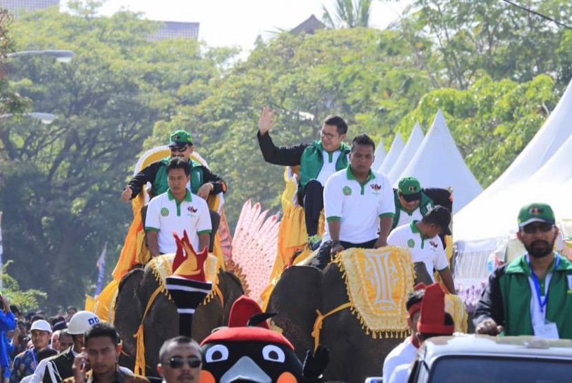 Menag Lukman Hakim Saefuddin mengunggang gajah ketika membuka ajang PIONER ke VIII di Banda Aceh.