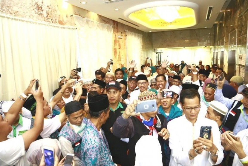 Menag Lukman Hakim Saifuddin berfoto bersama jamaah haji Indonesia usai sidak pemondokan