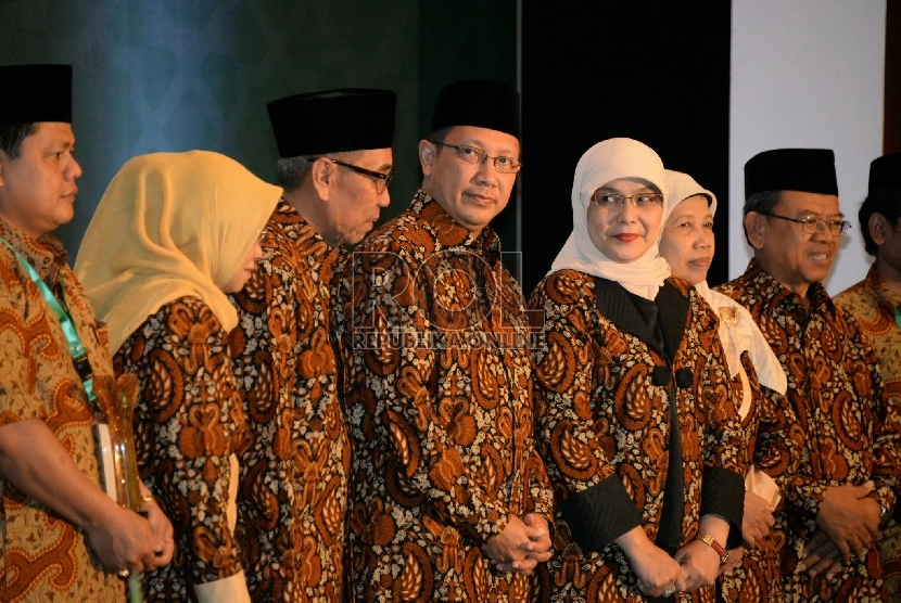 Menag Lukman Hakim Saifuddin berfoto sebelum memberikan sambutan pada acara penganugrahan kantor urusan agama (KUA) dan keluarga sakinah teladan tingkat Nasional 2015 Di Jakarta, Selasa (18/8).