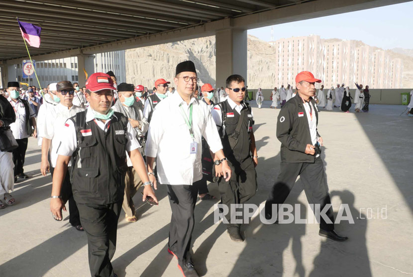 Menag Lukman Hakim Saifuddin berjalan kaki di jamarat untuk melontar jumrah Aqabah.