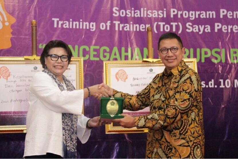 Menag Lukman Hakim Saifuddin dan Wakil Ketua KPK Basaria Panjaitan saat Sosialisasi Program Pencegahan Korupsi Training of Trainer (ToT), di Hotel Lumire, Jakarta Pusat, Kamis (8/3).Sosialisasi Program Pencegahan Korupsi Training of Trainer (ToT), di Hotel Lumire, Jakarta Pusat, Kamis (8/3).