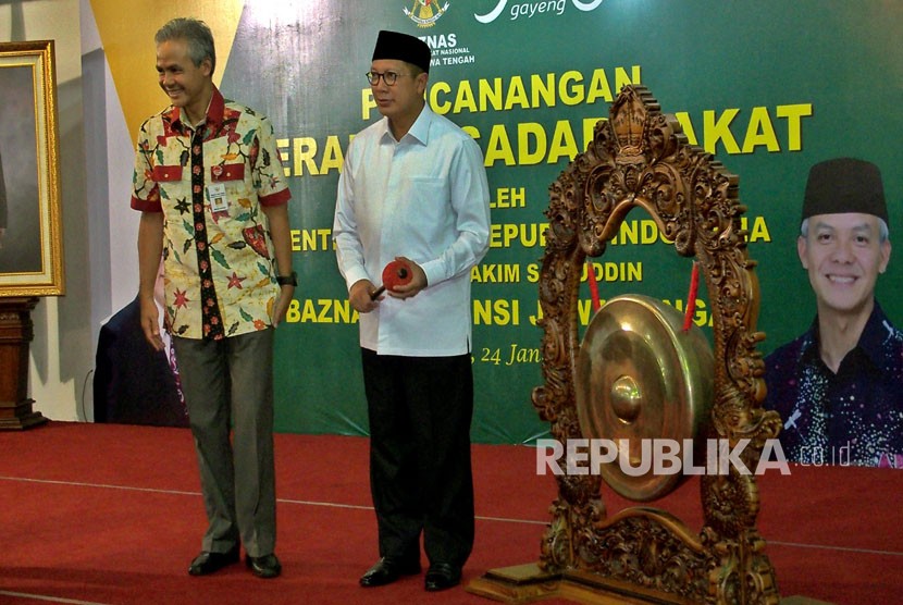 Menag Lukman Hakim Saifuddin (kanan) bersama Gubernur Jateng Ganjar Pranowo, bersiap mencanangkan Gerakan Sadar Zakat, di Semarang, Jawa Tengah, Rabu (24/1). 