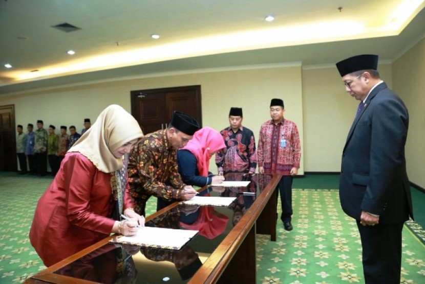 Menag Lukman Hakim Saifuddin melantik tiga rektor PTKIN, Senin (7/1).