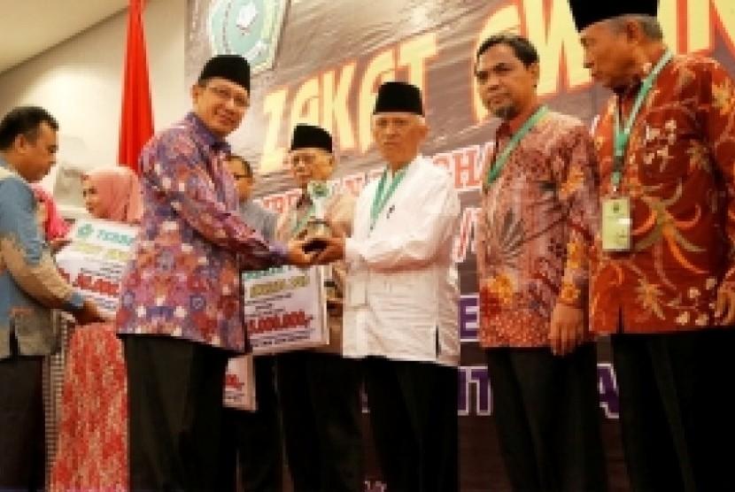 Menag Lukman Hakim Saifuddin memberikan penghargaan kepada para peraih Zakat Awards pada malam Penganugerahan Zakat Awards Tahun 2015, Kamis (19/11)