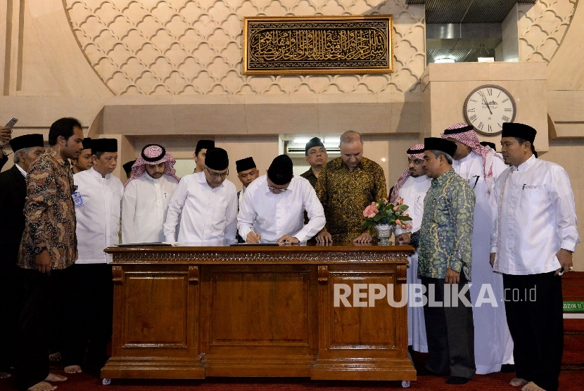 Menag Lukman Hakim Saifuddin menandatangani piagam peresmian pemajangan kiswah ka'bah di Masjid Istiqlal, Jakarta, Jumat (10/3).