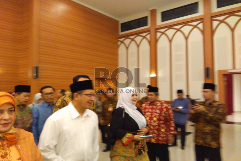 Menag Lukman Hakim Saifuddin, Menkes Nila Moeloek dan Gubernur Basuki Tjahja Purnama menghadiri pelepasan calhaj kloter 1 Embarkasi Jakarta Pondok Gede.