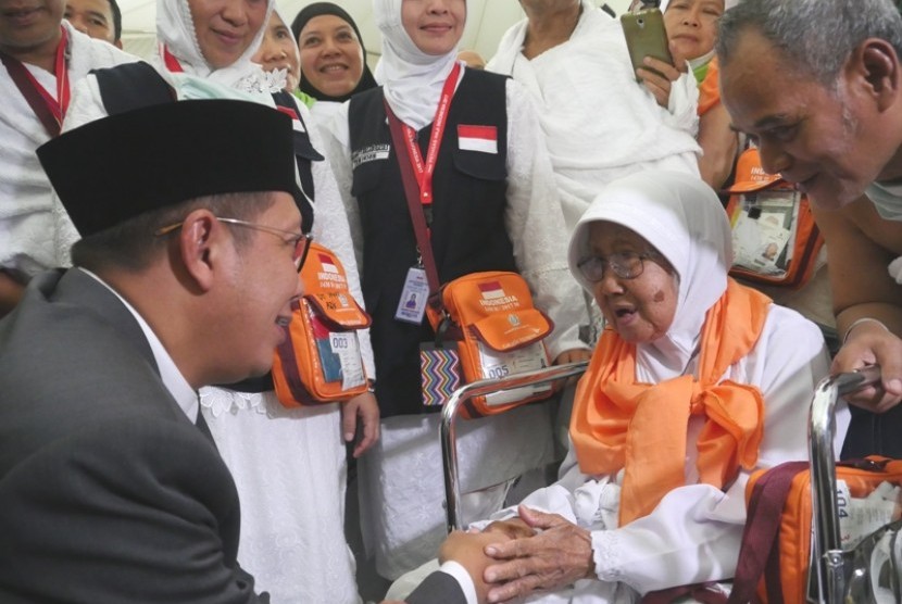 Menag Lukman Hakim Saifuddin menyapa jamaah haji Indonesia di Bandara King Abdul Aziz, Jeddah, Ahad (20/8)