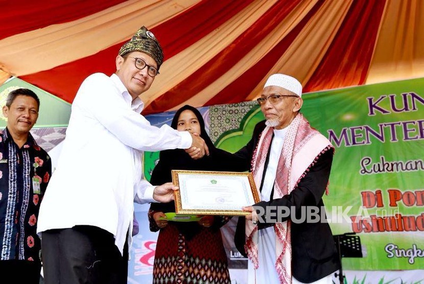 Menag Lukman Hakim Saifuddin menyerahkan bantuan kepada pimpinan Ponpes Ushuluddin Singkawang