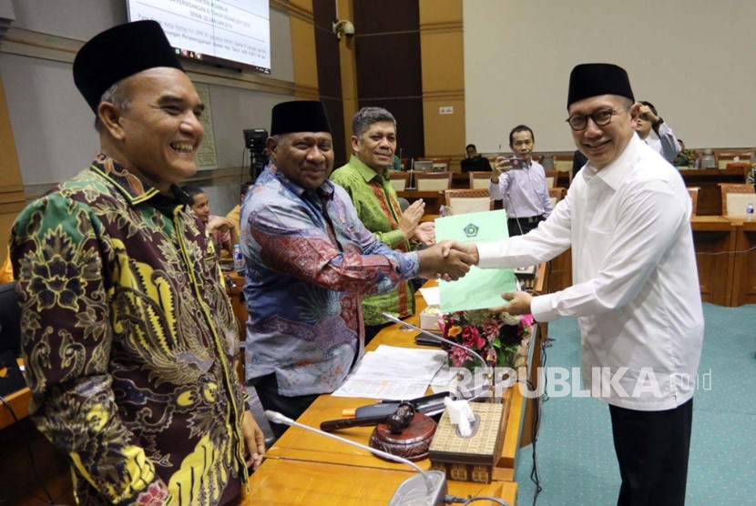 Menag Lukman Hakim Saifuddin menyerahkan usulan anggota Panja BPIH Kemenag kepada Ketua Komisi VIII DPR RI Ali Taher.