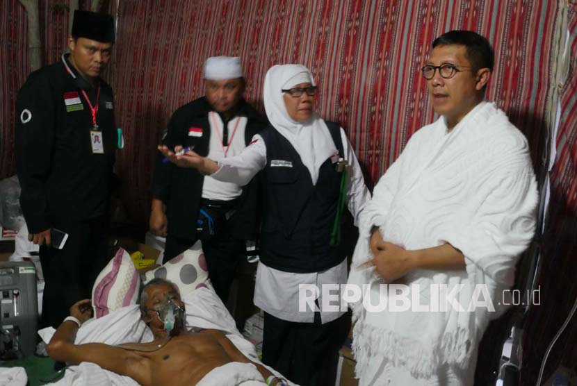 Menag Lukman Hakim Saifuddin tinjau fasilitas Klinik Kesehatan Haji Indonesia (KKHI) di Arafah, Sabtu (10/9). (Republika/Amin Madani)