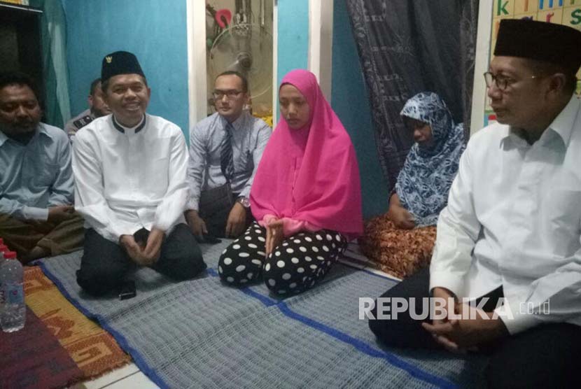 Menag Lukman Hakim Saifudin dan Ketua DPD Parta Golkar Jabar Dedi Mulayadi mengunjungi rumah duka Zoya