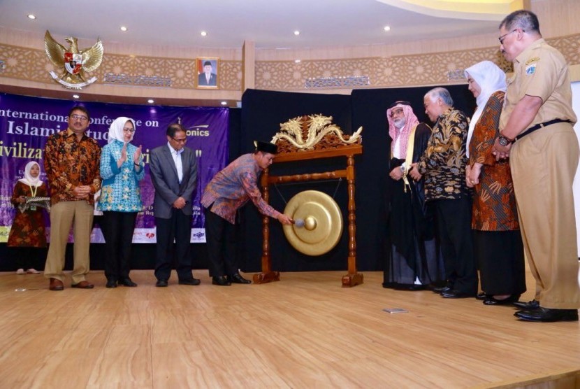 Menag memukul gong tanda dibukanya International Conference on Islamic Studies 2018 di Kampus Univ. Muhamadiyah Jakarta, Tansel.