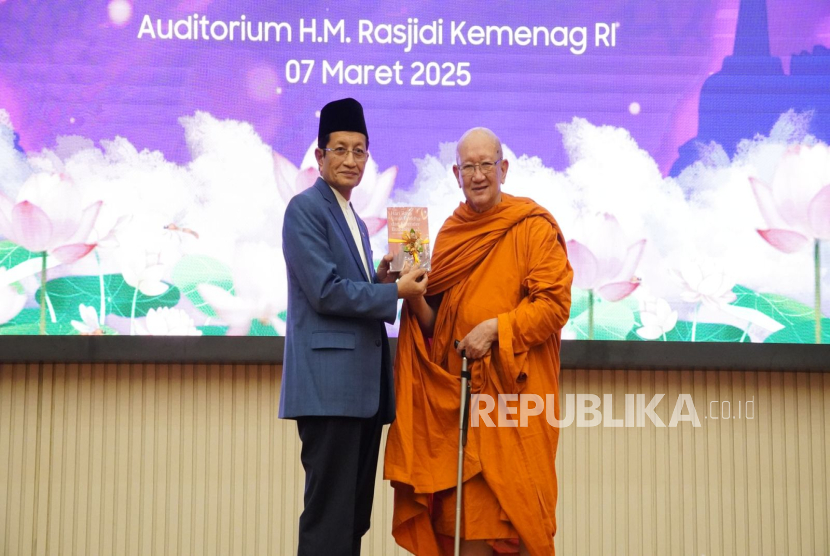 Menag Nasaruddin Umar bersama tokoh Budha.