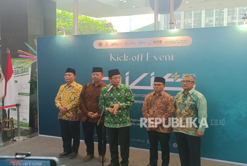 Menag Nasaruddin Umar (ketiga dari kiri) usai membuka acara AICIS+ 2025 di Jakarta, Rabu (9/7/2025).