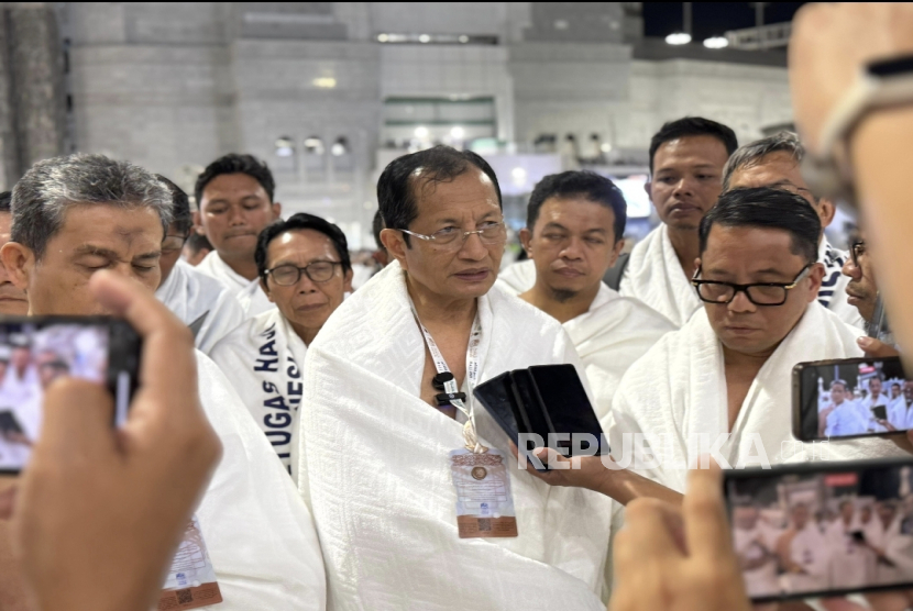 Menag Nasaruuddin memberikan keterangan usai melaksanakan umroh wajib d Masjidil Haram, Sabtu (31/5/2025) pagi.  