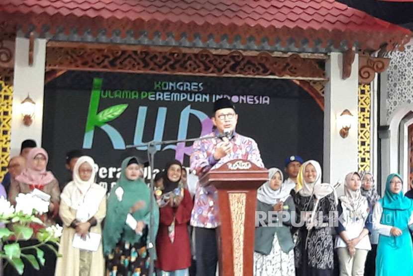  Menag RI, Lukman Hakim Saifuddin  menutup Kongres Ulama Perempuan Indonesia di Pondok Pesantren Kebon Jambu Al Islamy, Babakan Ciwaringin, Kabupaten Cirebon, Kamis (27/4). 
