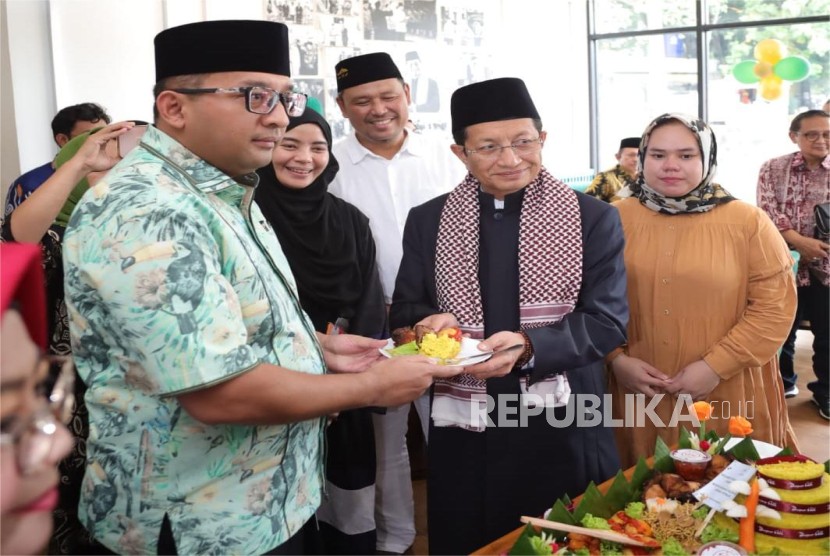 Menag RI Prof KH Nasaruddin Umar meresmikan pembukaan Resto & Cafe Halal di kawasan Taman Wijaya Kusuma, Kecamatan Gambir, Jakarta Pusat, Jumat (9/5/2025). 