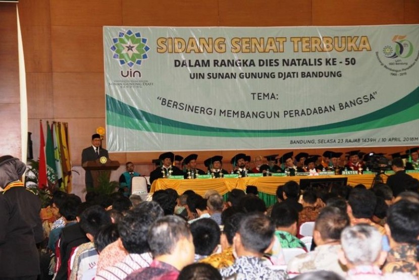 Menag sampaikan orasi ilmiah pada Sidang Senat Terbuka Dies Natalis UIN Sunan Gunung Djati di Bandung. 
