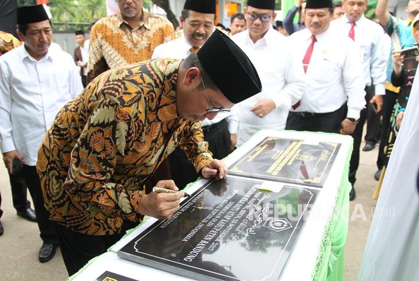 Menag tandatangani prasasti peresmian Pelayanan Haji Satu Atap di Kankemenag Kab Karawang