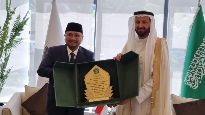 Menag Yaqut Cholil Qoumas bertemu dengan Menhaj Saudi Tawfiq F Al Rabiah di Jeddah, beberapa waktu lalu.