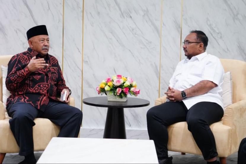 Menag Yaqut Cholil Qoumas (kanan) saat menerima kunjungan Dubes RI untuk UEA Husin Bagis di Jakarta, Senin (29/1/2024). 