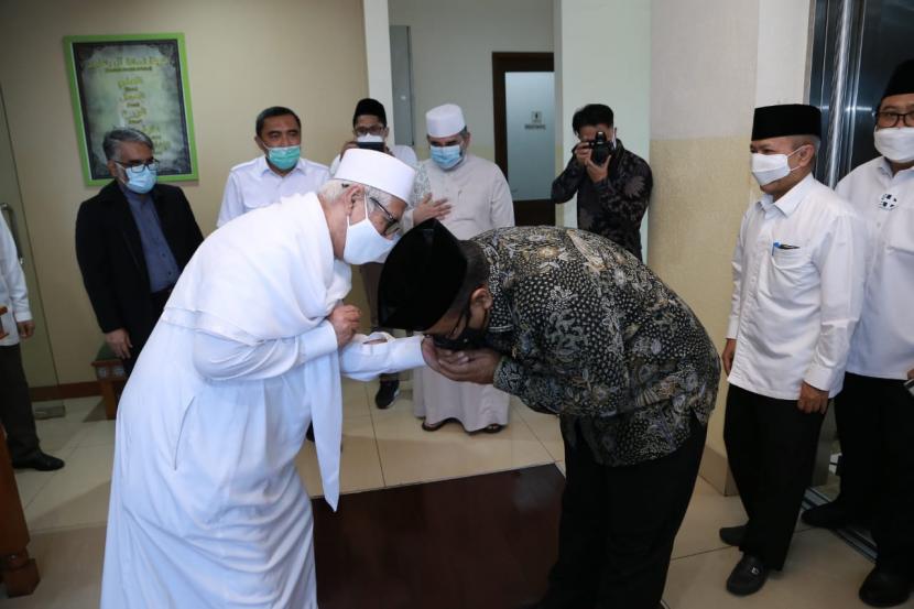 Menag Yaqut Cholil Qoumas mencium tangan Ketua Umum Rabithah Alawiyah Habib Zen Umar Smith