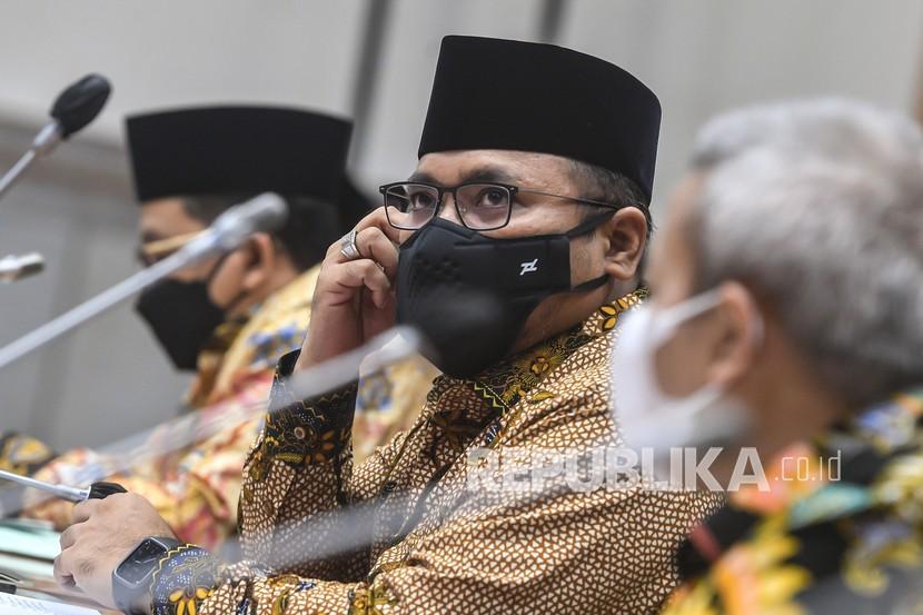 Menag Yaqut Cholil Qoumas mengikuti raker dengan Komisi VIII DPR di Kompleks Parlemen, Senayan, Jakarta, Rabu (2/6/2021). 