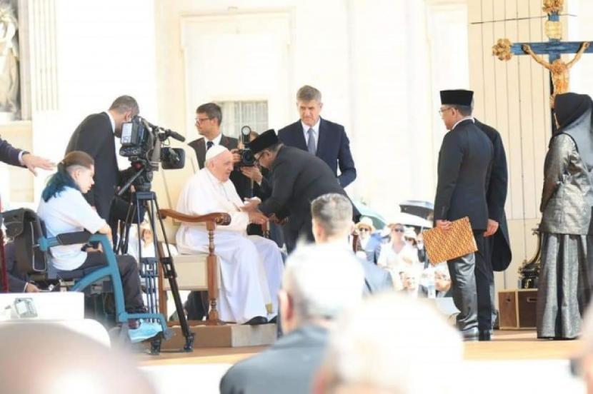 Menteri Agama Yaqut Cholil Qoumas menyampaikan undangan ke Paus Fransiskus untuk bisa hadir ke Indonesia.