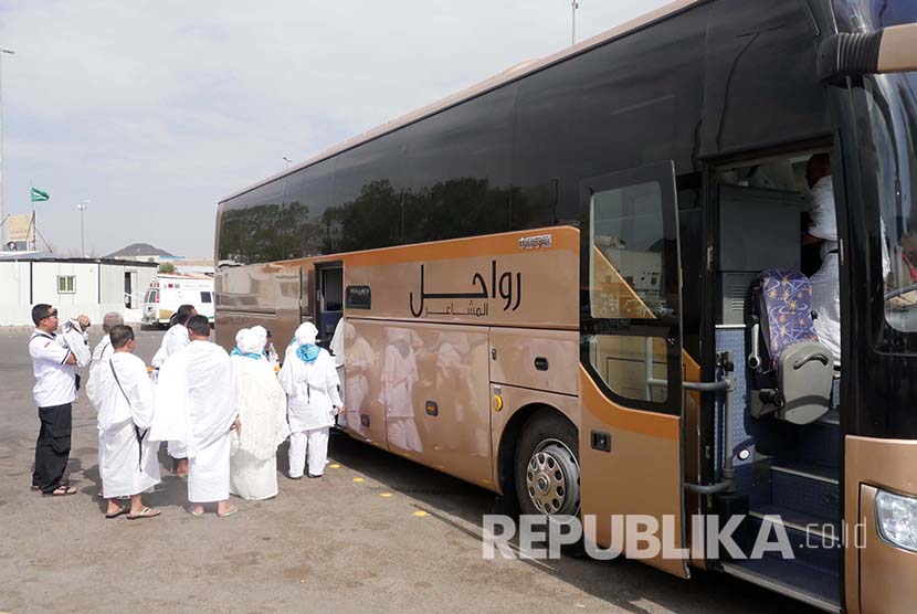 Menaiki bis menuju Makkah untuk berumrah