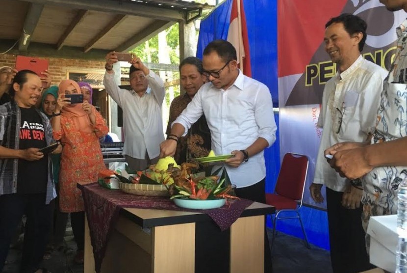 Menaker Hanif Dakhiri memotong tumpeng sebagai tanda dimulainya kerja sama dengan SPPQT, Selasa (9/8).